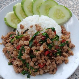 กะเพราหมูสับราดข้าว