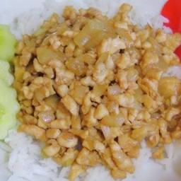 ข้าวหน้าไก่สับผัดหอมใหญ่สับ(ไม่พริก