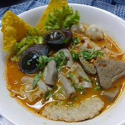 ต้มยำรวมเครื่องในหมู+ไข่เหยี่ยวม้า