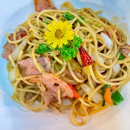สปาเก็ตตี้เบคอนพริกแห้ง