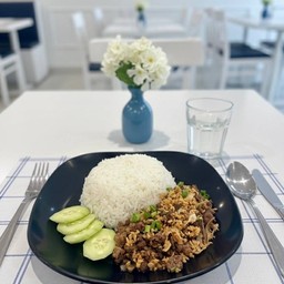 ข้าวเนื้อสับผัดกระเทียม