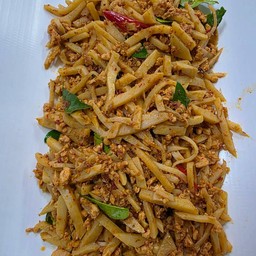 ไก่สับผัดพริกแกงหน่อไม้เหลือง