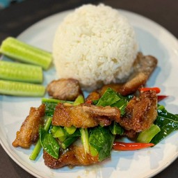 ข้าวคะน้าหมูทอด