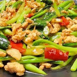 ข้าวหน้าผัดคะน้าไก่สับ