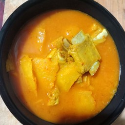 แกงส้มใต้กระดูกหมูกับสับปะรถ