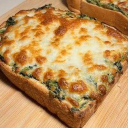 โทสต์ผักโขมอบชีส