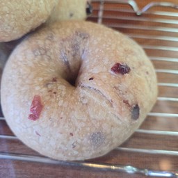 เบเกิลแคนเบอร์รี่ (ซาวร์โดว์)