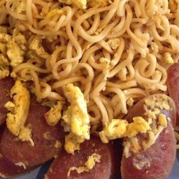 ผัดมาม่าใส่ไข่โรยกุนเชียง(ไม่ผัก