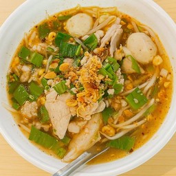 ก๋วยเตี๋ยวยำถั่วรวมหมู