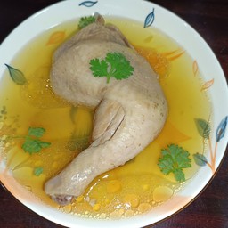 น่องไก่ติดสะโพกต้มน้ำปลา