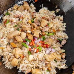 ข้าวผัดกากหมูเจียวพริกเกลือ