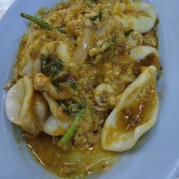 ปลาหมึกผัดผงกะหรี่