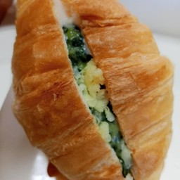 ครัวซองต์ผักโขมอบชีส