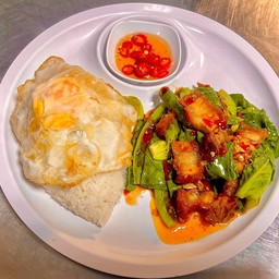 หมูกรอบผัดแขนงไฟแดง+ไข่ดาว ราดข้าว