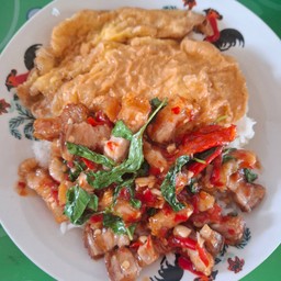 ข้าวกะเพราหมูกรอบไข่เจียว