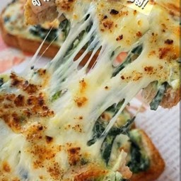 ขนมปังปิ้งผักโขมอบชีส