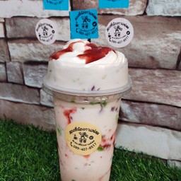 ปีโป้ปั่นนมสดใส่วิปครีมราดซอสสตอเบอรี่