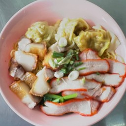 หมี่เกี๊ยวแห้งหมูแดงหมูกรอบ  (หน้าร้าน 50)