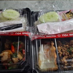 กะเพราหมูกรอบและไข่ดาว