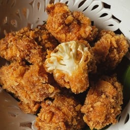 ดอกกะหล่ำชุปแป้งทอดกับซอสเผ็ดมาโย