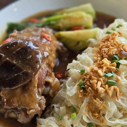 บะหมี่ไก่อบเห็ดหอม