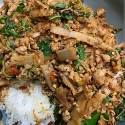 ข้าวกะเพราหมูสับหน่อไม้ดอง