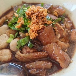 เตี๋ยวหมูน้ำตกเครื่องรวม