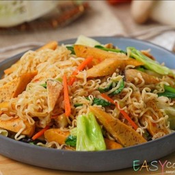 Stir-fried instant noodles vegetarian ( ผัดบะหมี่กึ่งสําเร็จรูปมังสวิรัติ)