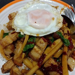 ผัดหน่อไม้หมูกรอบ