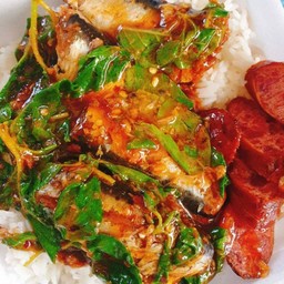 ข้าวหน้ากระเพราปลากระป๋องโรยกุนเชียง