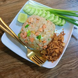 ข้าวผัดกระเทียมแซลมอน