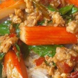 ผัดกระเพราหมูสับปูอัดราดข้าว