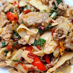 ข้าวกะเพราหน่อไม้ดองเนื้อ