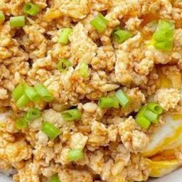 ข้าวหน้าไข่ข้นไก่สับโรยต้นหอม