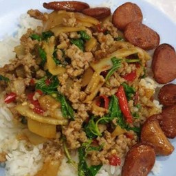 ข้าวหน้ากระเพราหน่อไม้ดองไก่สับโรยกุนเชียง