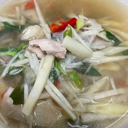 แกงไก่บ้านหน่อไม้ส้ม