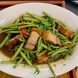 69.กระเฉไฟแดง หมูกรอบ