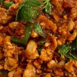 ข้าวหน้าไก่สับผัดพริกแกงใบโหระพา