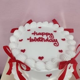 เค้กมินิมอล สีขาวโบว์แดง