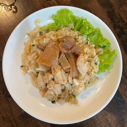 ก๋วยเตี๋ยวคั่วไก่+ ปลาหมึกกรอบ