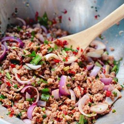 ข้าวราดยำหมูสับพริกสด เปรี้ยว เผ็ด แซ่บ