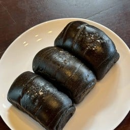 Chacoal Shio pan (ขนมปังเกลือชาโคล)