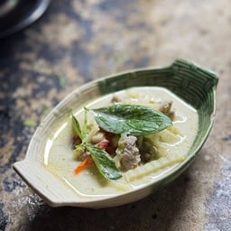 แกงเขียวหวานแล้วแต่แม่ครัวใส่ยอดมะพร้าว(แกงเปล่า)