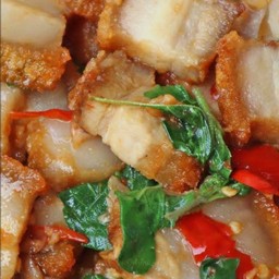 กระเพราหมูกรอบราดข้าว