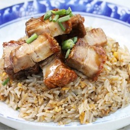 ข้าวผัดหมูกรอบ