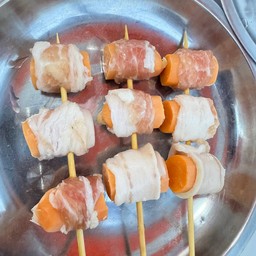 เบคอนพันไส้กรอก