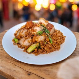 มาม่าผัดซีอิ๊วหมูกรอบ