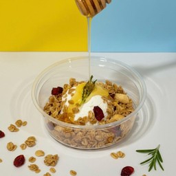 กรีกโยเกิร์ตกราโนล่า