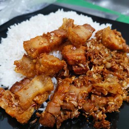 หมูกรอบทอดกระเทียมราดข้าว