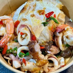 กระเพราทะเลใส่หมูกรอบ ราดข้าว